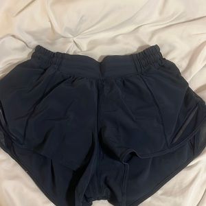 hotty hots 2.5 inch. lululemon short size 4. navy blue
